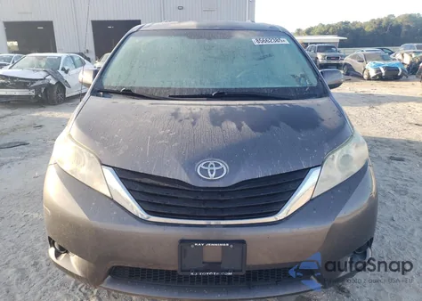 2012 Toyota Sienna Le z USA, uszkodzony, nr VIN 5TDKK3DC5CS231390